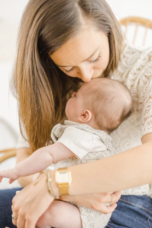main enfant bonheur poignet gris